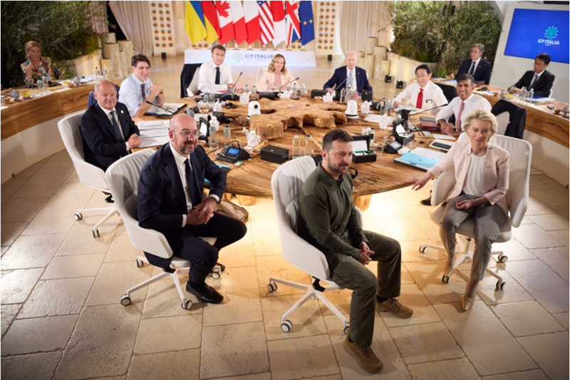 Trong khi đó, tại hội nghị thượng đỉnh Paris vừa kết thúc, Ukraine đã nhận được thêm quyền sử dụng thông tin tình báo vệ tinh và kho đạn dược của EU. EU đã tăng cường hỗ trợ và tuyên bố rằng họ chỉ hài lòng nếu “quân đội Nga rút hoàn toàn khỏi Ukraine”. Trước khi điều đó xảy ra, EU sẽ hỗ trợ Ukraine mà không có bất kỳ giới hạn nào. Ảnh: Văn phòng Tổng thống Ukraine