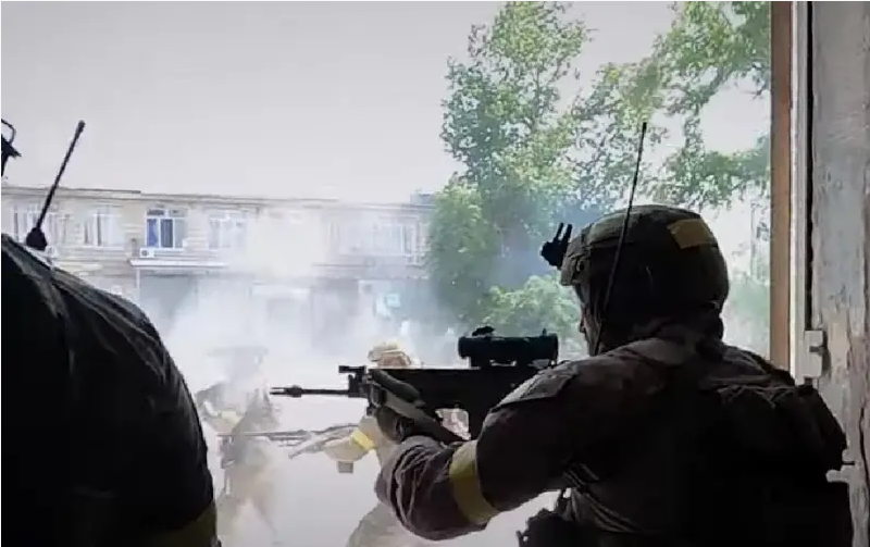 Hiện tại, quân Nga thường tiến hành các cuộc tấn công vào ban đêm, sử dụng chiến thuật đội hình nhỏ để tiến lên một cách bí mật dưới sự yểm trợ của máy bay không người lái. Đồng thời, họ cũng triển khai xe địa hình để nhanh chóng tiếp cận các vị trí của quân Ukraine. Để giảm bớt áp lực lên Sumy, quân đội Ukraine buộc phải tấn công theo hướng Demidovka, thuộc tỉnh Belgorod. Ảnh: Top War