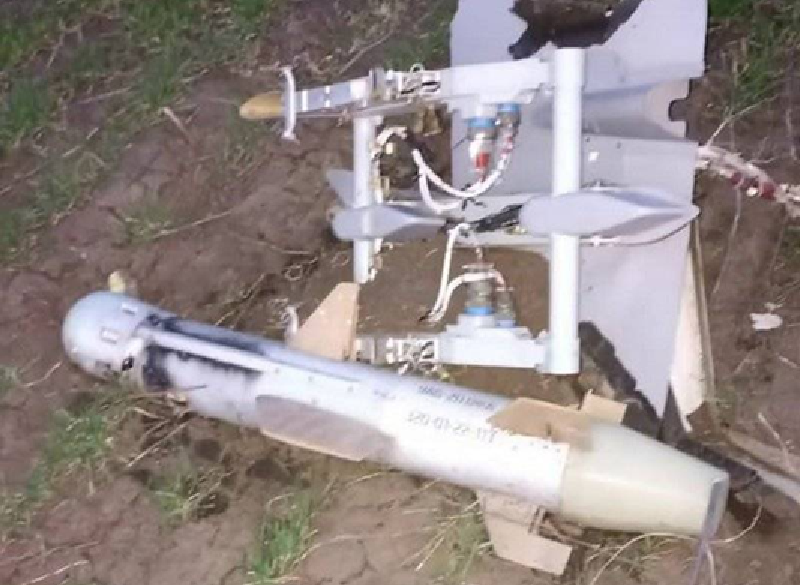 KAB-20 là loại bom nhỏ nặng 21 kg, với đầu đạn nổ mạnh phân mảnh nặng 7 kg, có thể dễ dàng phá hủy các công trình dân dụng. Trong video, có thể thấy ngôi nhà nơi quân đội Ukraine ẩn náu đã phát nổ thành một quả cầu lửa khổng lồ, và nhiều khả năng những người bên trong đã không còn cơ hội sống sót. Ảnh: Top War