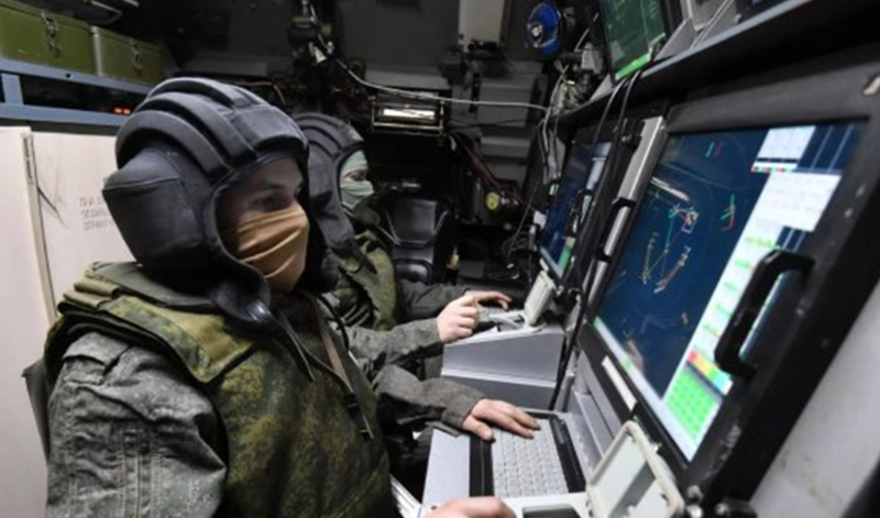 Hệ thống điều khiển siêu tầm xa “Orbita” được phát triển bởi Trung tâm Hệ thống và Công nghệ Không người lái Nga, do ông Andrei Bezrukov đứng đầu. Đây là tổ hợp phần mềm – phần cứng tích hợp, gồm hệ thống theo dõi mục tiêu bằng trí tuệ nhân tạo, liên lạc thông minh và thiết bị hỗ trợ, cho phép tấn công từ xa các mục tiêu ở tiền tuyến. Sau thử nghiệm, ông Bezrukov nhận xét: “Công nghệ này tuyệt vời.” Ảnh: Bộ Quốc phòng Nga