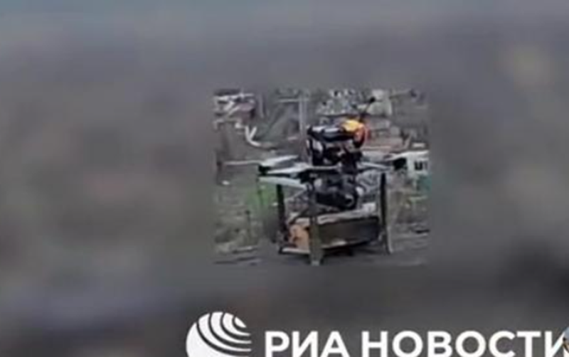 Tuy nhiên, nếu chỉ cần bàn phím và chuột thông thường để điều khiển, thì bất kỳ ai có chút kinh nghiệm chơi game, qua đào tạo cơ bản là đã có thể sử dụng UAV FPV trong chiến đấu. Cộng thêm hệ thống “Orbita” hỗ trợ mạnh mẽ, điều này có thể giúp giảm đáng kể ngưỡng tuyển dụng điều khiển viên UAV và mở rộng nhanh chóng lực lượng vận hành – một mô hình tác chiến ít rủi ro sinh mạng nhưng đầy hiệu quả. Ảnh: RIA Novosti 