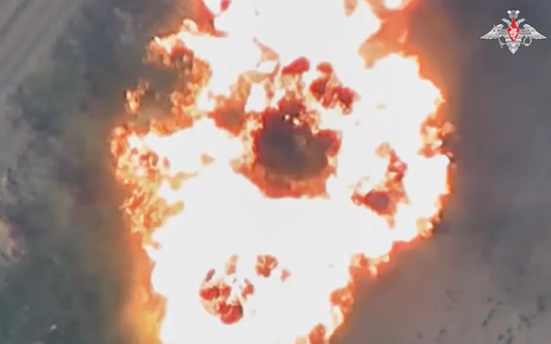 Họ có thể trở thành mục tiêu của pháo binh tầm xa, hoặc tệ hơn là bị đặc nhiệm đối phương tập kích. Quân Nga từng nhiều lần đột kích tiêu diệt nhóm điều khiển UAV của Ukraine ở tiền tuyến, và phía Ukraine cũng không ít lần lần theo tín hiệu UAV để định vị nơi ẩn náu của Nga, sau đó gọi pháo phản lực HIMARS tới tấn công bằng đạn chùm. Ảnh minh họa: Bộ Quốc phòng Nga