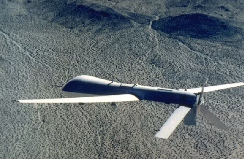 Tuy nhiên, điểm khác biệt nằm ở chỗ: quân đội Mỹ sử dụng các UAV cỡ trung và lớn có tích hợp mô-đun liên lạc vệ tinh, với không gian bên trong đủ rộng để triển khai hệ thống này. Trong khi đó, phía Nga lại thử nghiệm điều khiển từ xa với UAV FPV cực nhỏ, nặng chỉ vài kg – đến cả việc mang một viên pin lithium lớn cũng là thách thức, chưa nói đến mô-đun vệ tinh. Ảnh: Forbes
