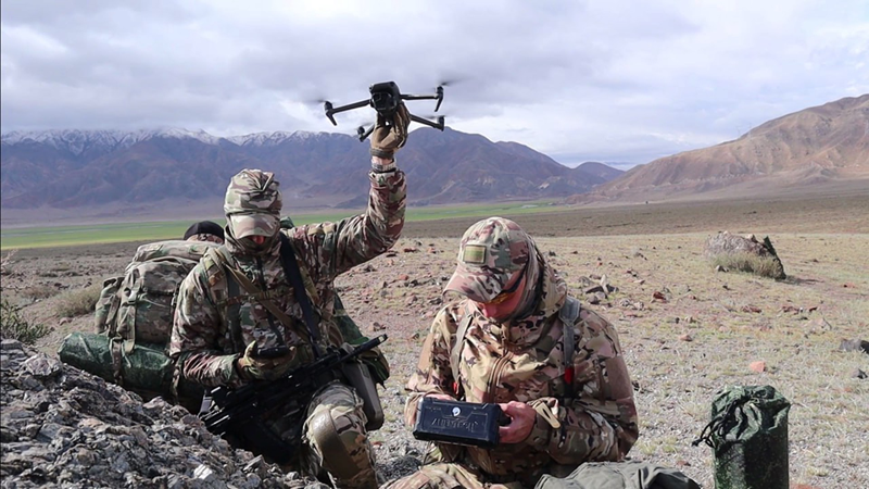 Theo thông tin được truyền thông Nga tiết lộ, tại Chasiv Yar, một đơn vị UAV của Lữ đoàn tình nguyện “Española” gồm các binh sĩ và kỹ sư đã thực hiện công tác chuẩn bị cất cánh cho chiếc UAV FPV “Gadfly”, đồng thời cung cấp hệ thống liên lạc và dẫn đường. Ảnh minh họa: Bộ Quốc phòng Nga