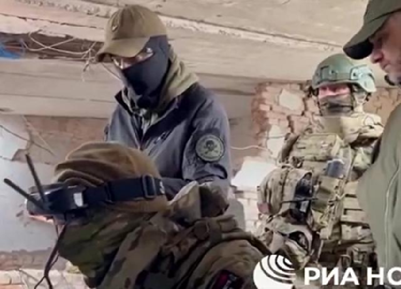 Khi công nghệ điều khiển từ xa này hoàn thiện, điều đó có nghĩa là các điều khiển viên UAV của Nga có thể tác chiến từ nơi cách tiền tuyến hàng trăm km, an toàn điều khiển UAV tấn công mục tiêu của Ukraine mà không lo bị tiêu diệt chỉ vì một sai sót nhỏ. Ảnh: RIA Novosti 