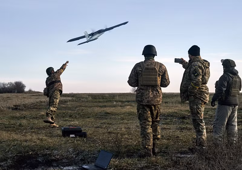 Ưu điểm của phương thức này là giảm thiểu tối đa chi phí và rủi ro – ngay cả khi UAV bị bắn rơi hoặc căn cứ bị tập kích, thiệt hại cũng chỉ là các thiết bị có thể nhanh chóng bổ sung. Ảnh: TASS
