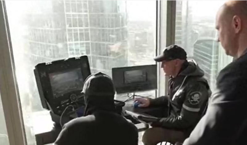 Theo hãng thông tấn RIA Novosti, một lính điều khiển máy bay không người lái (UAV) cảm tử “Gadfly” của Nga, đang ở thủ đô Moscow, đã điều khiển UAV cất cánh từ tiền tuyến Chasiv Yar ở tỉnh Donetsk (Ukraine) và thành công tiêu diệt một mục tiêu của quân đội Ukraine thông qua hệ thống điều khiển mang tên “Orbita”. Ảnh: RIA Novosti 