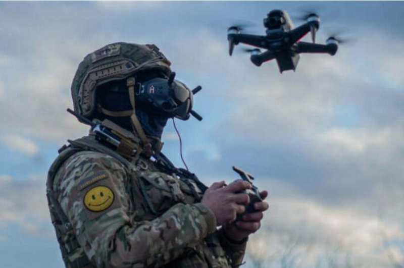 Một chi tiết khác ít được chú ý là lần này Nga đã thử nghiệm điều khiển UAV bằng chuột máy tính. Trước đây, cả UAV FPV lẫn các loại UAV 4 cánh quạt cỡ nhỏ khác chủ yếu được điều khiển bằng tay cầm chuyên dụng, tay cầm chơi game, hoặc các công cụ mã nguồn mở, đòi hỏi người vận hành phải có trình độ chuyên môn khá cao. Ảnh minh họa