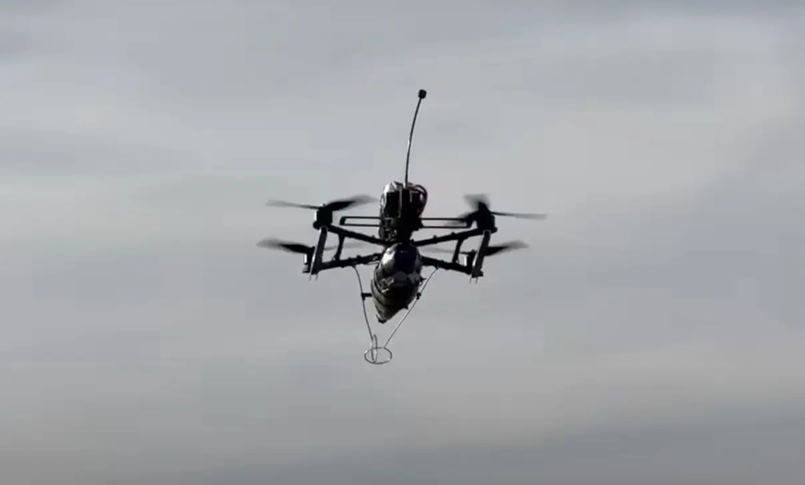 Trước đây, do giới hạn của tín hiệu vô tuyến, UAV FPV chỉ có bán kính tác chiến vài chục km – thậm chí chỉ vài km nếu tính đến môi trường tác chiến phức tạp và sự gây nhiễu từ hệ thống điện tử của Ukraine. Điều này buộc các nhân viên điều khiển UAV phải hoạt động sát tiền tuyến – một nhiệm vụ cực kỳ nguy hiểm. Ảnh: Top War