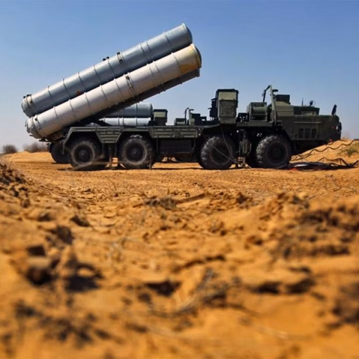 Trong các kịch bản tác chiến, S-300 được đánh giá có hiệu suất tốt, với tỷ lệ thành công cao trước nhiều mục tiêu khác nhau, bao gồm cả tên lửa đạn đạo. Ngày nay, với sự phát triển của S-400, các phiên bản ban đầu như S-300PMU-3, S-300 phần lớn đã ngừng sản xuất, mặc dù nó vẫn được sử dụng với các bản nâng cấp và hiện đại hóa để theo kịp các mối đe dọa hiện đại.