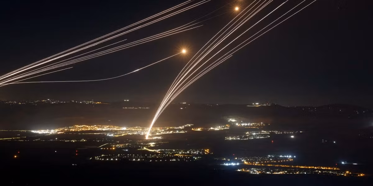 Ngày 26/10/2024, Israel đã phát động các cuộc không kích nhằm vào những nhà máy sản xuất tên lửa và mục tiêu quân sự sâu trong lãnh thổ Iran, tạo ra các vụ nổ gần thủ đô Tehran. Cuộc tấn công này được xem như hành động đáp trả sau khi Iran phát động gần 200 tên lửa đạn đạo vào Israel trước đó ngày 1/10/2024. Ảnh X