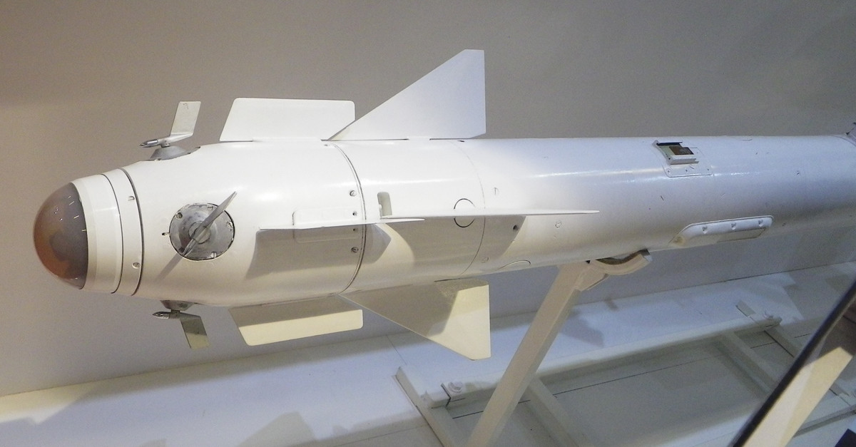 R-73, được NATO gọi là AA-11 Archer, là tên lửa tầm ngắn dẫn đường bằng hồng ngoại, ban đầu được thiết kế để chiến đấu không đối không. Được phát triển vào cuối thế kỷ 20, tên lửa này đã trở thành vũ khí chính cho nhiều máy bay chiến đấu của Liên Xô, bao gồm MiG-29 và Su-27. Ảnh Wikipedia
