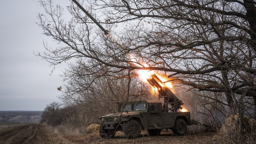 Trước đó, Ukraine cũng vận hành hệ thống phòng không AN/TWQ-1 Avenger do Mỹ cung cấp, dựa trên xe HMMWV và sử dụng tên lửa FIM-92 Stinger. Những phát triển này hứa hẹn sẽ nâng cao phạm vi bao phủ và khả năng phục hồi tổng thể của mạng lưới phòng không Ukraine.
