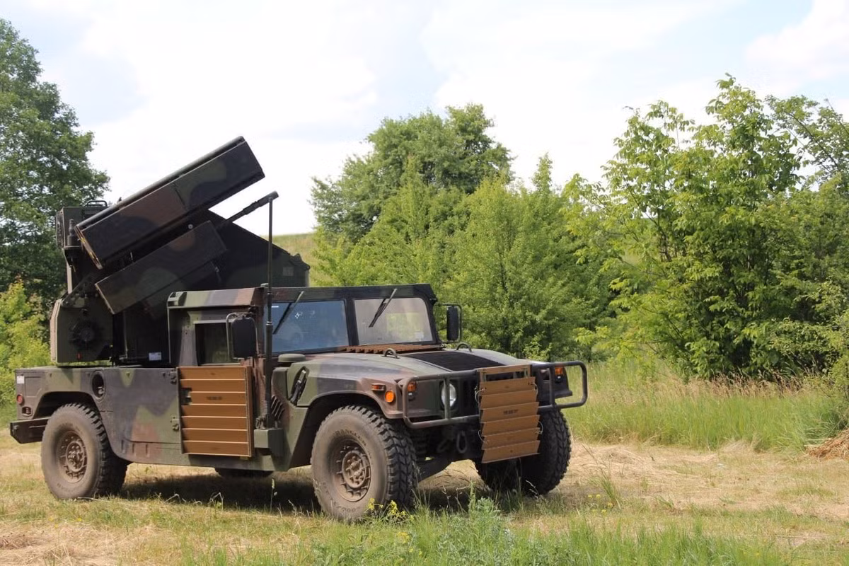 Quá trình chuyển đổi R-73 từ tên lửa không đối không sang tên lửa đất đối không liên quan đến một số sửa đổi kỹ thuật. Việc lắp đặt bệ phóng tên lửa R-73 vào xe HMMWV mang lại khả năng cơ động cao, cho phép triển khai nhanh chóng để ứng phó với các mối đe dọa. Hệ thống theo dõi quang học và radar mặt đất sẽ giúp bù đắp cho việc thiếu dẫn đường radar trên không.