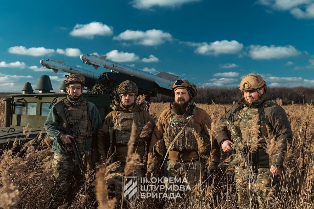 Việc triển khai hệ thống phòng không di động này mang lại nhiều lợi thế chiến lược. Giải pháp này tiết kiệm chi phí, tận dụng được kho tên lửa và nền tảng xe hiện có, do đó giảm thiểu gánh nặng tài chính so với việc mua hệ thống mới. Tính di động của hệ thống cho phép nó triển khai để bảo vệ cơ sở hạ tầng quan trọng và ứng phó với bối cảnh đe dọa thay đổi.
