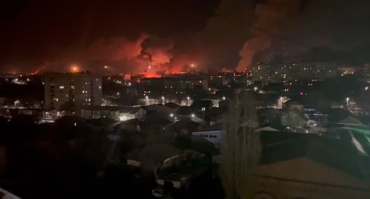 Đối với Ukraine, cuộc tấn công vào Engels-2 đã đánh dấu một chương mới trong chiến dịch làm xói mòn lợi thế của Nga, trong khi đối với Moscow, đây là lời nhắc nhở rõ ràng về dấu hiệu mở rộng của cuộc xung đột. Căn cứ này, trước đây được xem là một pháo đài xa xôi và an toàn, nhưng giờ đây nó đã không còn an toàn trước sự lan rộng của xung đột.