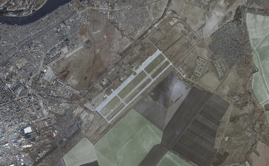 Nằm dọc theo sông Volga, căn cứ Engels-2 từ lâu đã đóng vai trò là nền tảng của không quân chiến lược Nga, nơi này chứa một số máy bay tiên tiến và đắt tiền nhất của đất nước. Engels-2 không chỉ là nơi triển khai máy bay ném bom mà còn hoạt động như một trung tâm hậu cần, lưu trữ số lượng lớn đạn dược và nhiên liệu cần thiết để duy trì chiến dịch không quân của Nga.