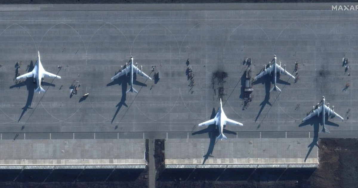 Về phía Quân đội Ukraine khẳng định, cuộc tấn công đã vô hiệu hóa gần 100 tên lửa hành trình, có khả năng bao gồm cả loại Kh-101 tiên tiến. Những tên lửa này thường được lực lượng Nga sử dụng để tấn công vào cơ sở hạ tầng của Ukraine từ xa và được phóng từ các máy bay ném bom hạng nặng như Tu-95 và Tu-160, cả hai đều được bố trí tại căn cứ Engels-2. Ảnh Reuters