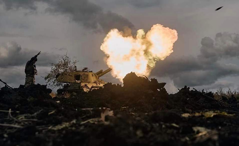 Tính đến ngày 8/1, quân Nga đã thành công phong tỏa tuyến đường cao tốc H-32. Tuyến đường này kết nối Pokrovsk với Konstantinovka, đồng thời đóng vai trò là một tuyến tiếp tế lớn của khu vực. Việc bị cắt đứt chắc chắn sẽ ảnh hưởng đến cục diện chiến sự tại khu vực này. Như vậy, Pokrovsk đã mất đi vai trò như một trung tâm hậu cần. Ảnh: mil.in.ua.