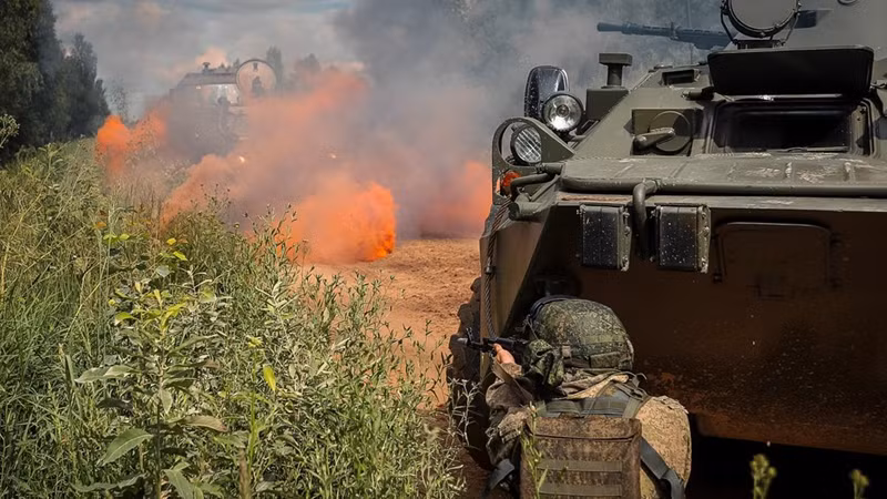 Theo trang Military Review (Nga), do nhiệt độ gần đây tăng cao và mưa lớn bất ngờ trút xuống khu vực Pokrovsk, nhiều cánh đồng trở nên lầy lội, gây bất lợi cho các cuộc tấn công. Tuy nhiên, Nga đã tận dụng điều kiện thời tiết khiến máy bay không người lái (UAV) của Ukraine không thể hoạt động, tiến hành cuộc tấn công cơ giới dọc theo các tuyến đường. Ảnh: tsargrad.tv.