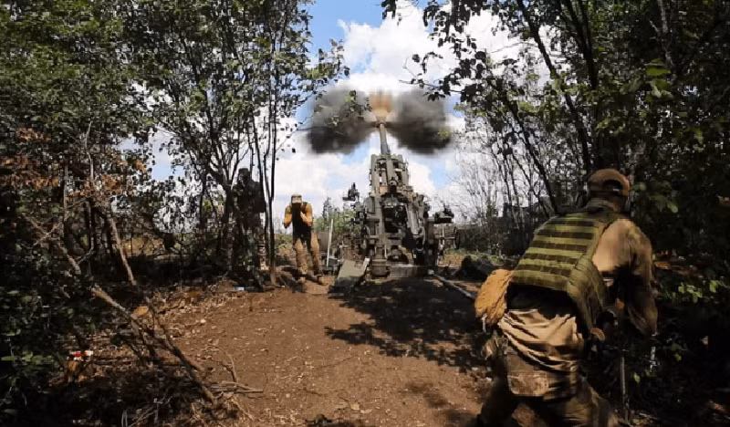 Khi quân Nga tăng cường tấn công ở phía đông Pokrovsk, nhịp độ tiến công của họ tại phía tây nam và phía nam thành phố ngày càng chậm lại. Trước tình hình này, bộ chỉ huy Nga bắt đầu triển khai lực lượng dự bị. Ảnh: Ukrinform.