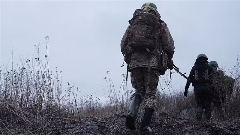 Theo nhà quan sát quân sự Ukraine Konstantin Mashovets, cụm quân trung tâm Nga gần đây đã điều một phần lực lượng từ các lữ đoàn bộ binh cơ giới số 55, 35, 137 và 74 tới chiến đấu ở phía nam Pokrovsk. Các lực lượng này được chỉ huy bởi Sư đoàn xe tăng số 90 và Lữ đoàn bộ binh cơ giới số 27. Ảnh: Anadolu Agency.