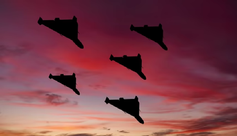 Theo quan sát viên Yuri Podolyaka, lực lượng máy bay không người lái (UAV) của Nga thực tế đã kiểm soát được tuyến đường tiếp tế quan trọng của Quân đội Ukraine tại Kursk. Nếu như một tuần trước, quân Ukraine ở Kursk có thể nhận hơn 50 xe tải tiếp tế mỗi ngày, thì hiện tại con số này đã giảm hơn một nửa, chỉ còn một số ít xe có thể vượt qua được sự phong tỏa của UAV Nga. Ảnh: Getty Images.