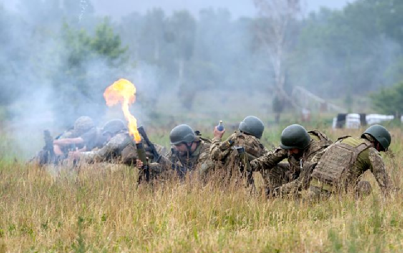 Cách đây một tuần, sau khi đẩy lùi cuộc tấn công của quân Nga và phản công chiếm lại ngôi làng này, Quân đội Ukraine đã liên tục chống trả các đợt tấn công của liên quân Nga vào vị trí phòng thủ trong làng. Tuy nhiên, đến nay, liên quân Nga vẫn chưa đạt được tiến triển nào, do các cuộc phản kích của Ukraine đã vô hiệu hóa toàn bộ các đợt tấn công. Ảnh: Global Look Press.