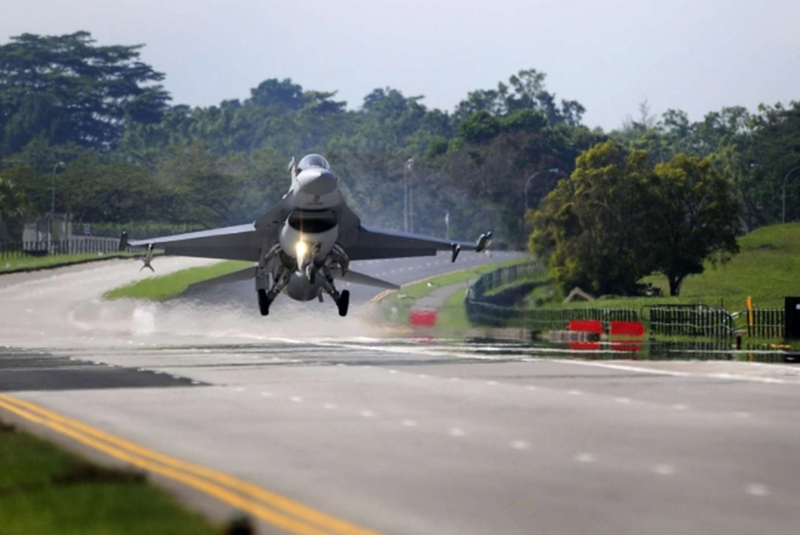 Việc Ukraine xác nhận sử dụng F-16 trong các nhiệm vụ tấn công đánh dấu một bước ngoặt quan trọng trong cuộc xung đột. Những máy bay này không chỉ tăng cường khả năng phòng thủ mà còn mang lại mức độ tấn công chính xác mới mà Nga buộc phải đối phó. Ảnh: Avia.pro