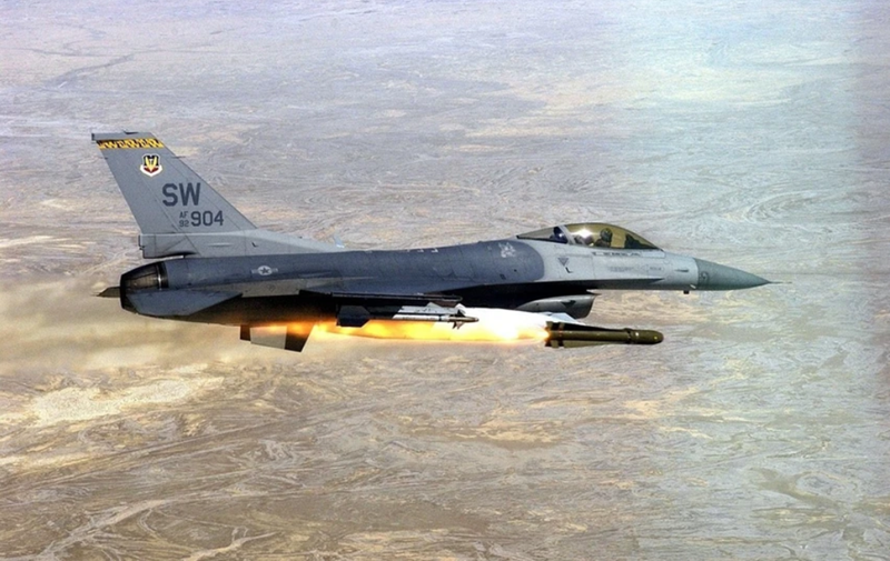 Hệ thống radar, AN/APG-66 hoặc AN/APG-68 tùy thuộc vào biến thể, cung cấp khả năng theo dõi mục tiêu và giao tranh hiệu quả. Mặc dù những chiếc F-16 này có khả năng vượt trội đáng kể so với các máy bay chiến đấu MiG-29 và Su-27 cũ của Ukraine, nhưng chúng vẫn phải đối mặt với nhiều thách thức. Ảnh:Creative Commons