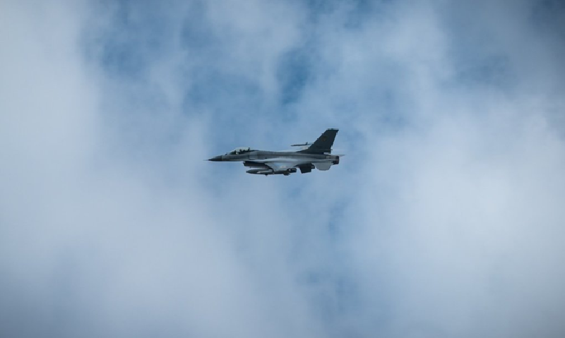 Các thông số kỹ thuật chính bao gồm loại động cơ là Pratt &amp; Whitney F100-PW-220 hoặc General Electric F110-GE-100 turbofan, tùy thuộc vào biến thể cụ thể. Máy bay có tốc độ tối đa khoảng Mach 2 (2.414 km/giờ) và bán kính chiến đấu lên tới 550 km mà không cần thùng nhiên liệu ngoài. Với tổng cộng chín giá treo vũ khí [sáu giá treo dưới cánh, hai giá treo đầu cánh, một giá treo trung tâm], F-16 có thể mang nhiều loại đạn dược. Ảnh: Không quân Ukraine