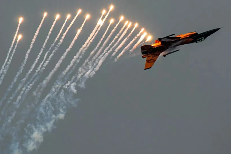 Khi ngày càng nhiều máy bay F-16 được đưa vào hoạt động và phi công Ukraine tích lũy kinh nghiệm chiến đấu, vai trò của những tiêm kích này trong cả không chiến lẫn tấn công mặt đất sẽ ngày càng quan trọng. Những tháng tới sẽ làm rõ tác động thực sự của chúng trên chiến trường. Ảnh: Flick