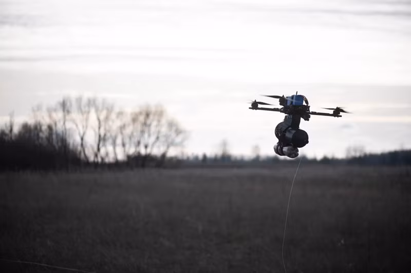 Hệ thống gây nhiễu hiệu quả của Ukraine thường vô hiệu hóa hầu hết UAV Nga, ngoại trừ các mẫu sử dụng cáp quang thay vì tín hiệu vô tuyến. Để đối phó với UAV cáp quang của Nga—vốn điều khiển qua dây cáp dài không ngừng cuộn ra—các đội UAV Ukraine quanh Pokrovsk đã học cách phát hiện các sợi cáp phản chiếu ánh nắng mặt trời. Ảnh: Business Insider