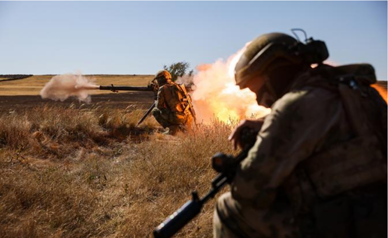 Nhận thấy nguy cơ thất bại, Nga đang chuyển hướng sang các mục tiêu khác. Trung tâm Chiến lược Quốc phòng Ukraine cho biết: "Bộ chỉ huy Nga… đang tập trung chú ý chính không phải vào Pokrovsk, mà vào các hướng Novopavlivka và Toretsk lân cận." Ảnh: TASS