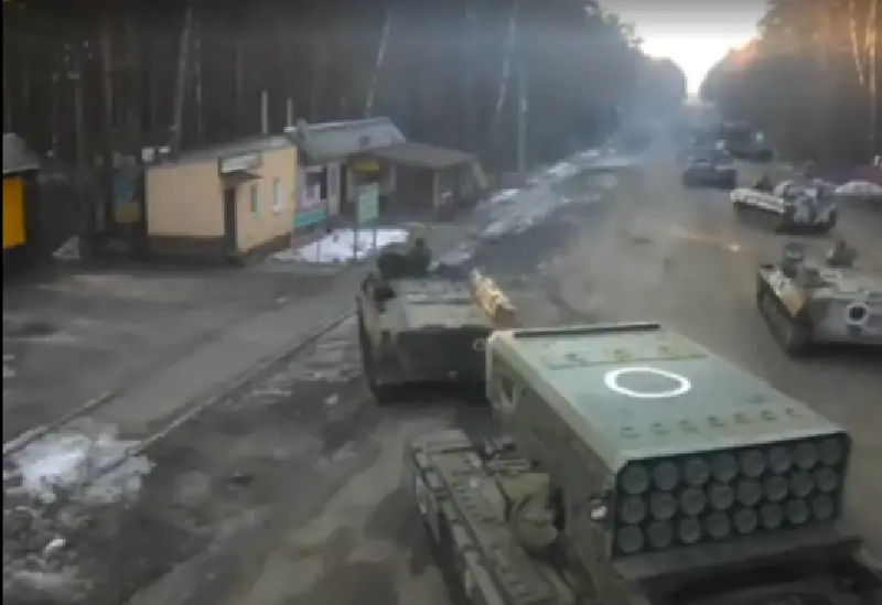 Kế hoạch ban đầu của chiến dịch dự kiến các đoàn xe bọc thép sẽ tiến đến vị trí của lực lượng lính dù đã chiếm được sân bay Gostomel, sau đó cắt đứt thủ đô Kyiv bằng cách chiếm giữ các khu định cư dọc theo tuyến đường cao tốc Zhitomir-Kyiv, qua đó tạo thành một vành đai xung quanh thành phố từ phía tây. Bộ chỉ huy Nga cũng đã thực hiện các hành động tương tự để bao vây các thành phố lớn khác của Ukraine. Ảnh: Top War