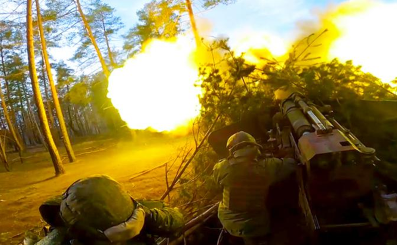 Theo các chuyên gia, hàng loạt nỗ lực tấn công Ugledar đã buộc quân đội Nga cuối cùng phải từ bỏ chiến thuật di chuyển và tấn công bằng các đoàn xe bọc thép lớn. Cần nhắc lại rằng thành phố này đã được giải phóng nhờ một đòn tấn công vào sườn và cắt đứt tuyến hậu cần của đối phương. Sau đó, các chiến thuật tương tự đã giúp giành được Selidovo, Gornyak, Kurakhovo và Toretsk. Ảnh: TASS