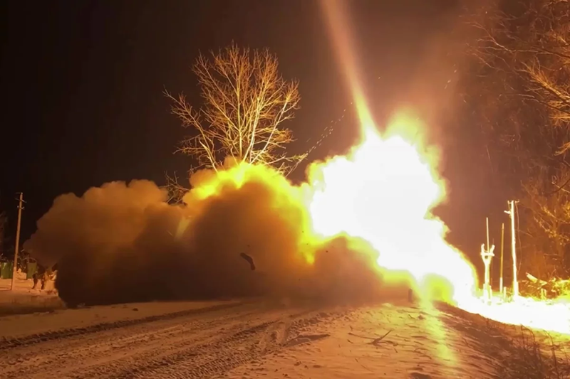 Các chuyên gia cho rằng bộ chỉ huy quân sự Nga đã rút ra những bài học đúng đắn từ các thất bại trong những tháng đầu tiên của cuộc chiến. Hiện tại, các đoàn xe cơ giới lớn không còn xuất hiện nữa. Tuy nhiên, những tổn thất trong giai đoạn đó sẽ còn để lại dư âm trong thời gian dài. Nhưng theo các chuyên gia, không có tổn thất thì không thể giành chiến thắng trong các cuộc xung đột vũ trang với quy mô như vậy. Ảnh: Bộ Quốc phòng Nga