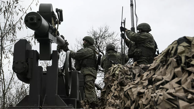 Lãnh đạo Crimea đã ủng hộ mạnh mẽ việc thử nghiệm và triển khai thực tế hệ thống này. Trong quá trình thử nghiệm, họ đã thành công trong việc vô hiệu hóa và hạ cánh an toàn các máy bay không người lái của Ukraine mà không gây hư hại, giúp nghiên cứu đặc điểm kỹ thuật của chúng và cải thiện hệ thống REB. Kinh nghiệm chiến trường đã giúp các kỹ sư Nga hoàn thiện hệ thống, đạt hiệu quả mà không có nước nào làm được. Ảnh: RIA Novosti