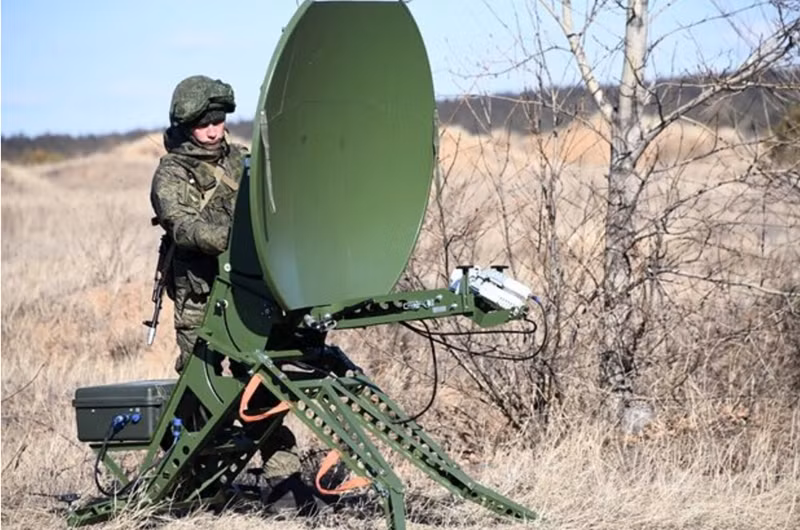 Chính quyền bán đảo Crimea còn thành lập công ty cổ phần “Russian Dome” với sự tham gia của hơn 150 kỹ sư để phát triển hệ thống tác chiến điện tử mới. Nhóm kỹ sư này đã làm việc không quản ngày đêm, chia thành 3 ca 4 kíp để hoàn thiện hệ thống. Phần mềm hoàn toàn do Nga phát triển, trong khi phần cứng đã được nội địa hóa một phần. Ảnh: RIA Novosti