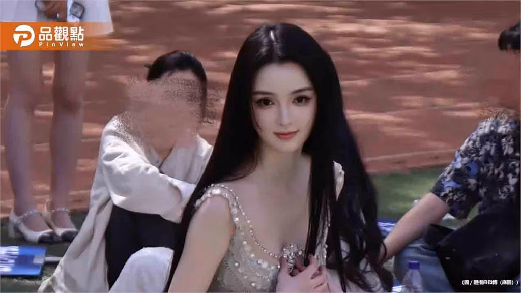 Sự nổi tiếng của hot girl Thần Nguyệt bắt nguồn từ lễ khai mạc hội thao của Học viện Mỹ thuật Tây An vào ngày 21/4. Khi cô xuất hiện trên sân vận động với vai trò người cầm bảng, vẻ ngoài kinh diễm động lòng người của Thần Nguyệt đã ngay lập tức thu hút mọi ánh nhìn và trở thành tâm điểm của sự chú ý. Những hình ảnh và video về cô nhanh chóng lan truyền trên các nền tảng mạng xã hội, với vô số lời khen ngợi dành cho nhan sắc nổi bật.