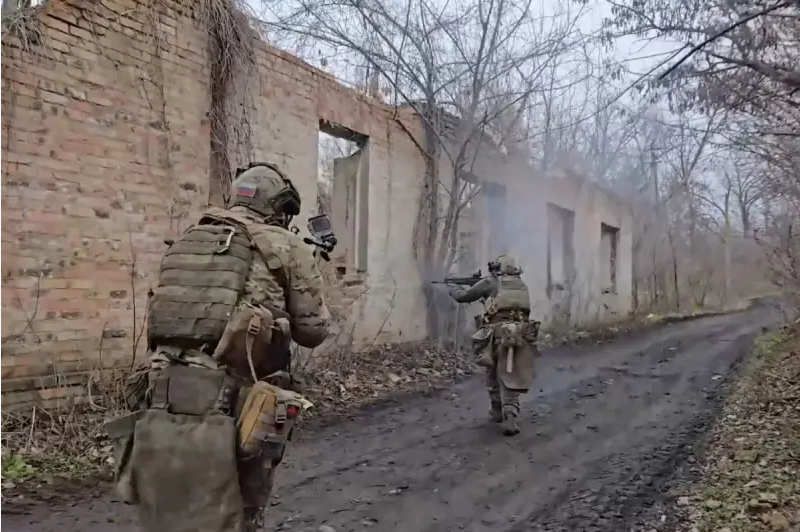 Quân Nga sẽ cần một khoảng thời gian dài để tiến hành truy quét. Càng là các khu định cư lớn thì việc làm sạch càng tốn thời gian; nếu chưa tiêu diệt hết các lực lượng này, quân Nga sẽ rất khó củng cố được làng và một khi quân Ukraine phản công, ngôi làng sẽ có nguy cơ bị tái chiếm. Ảnh: Top War