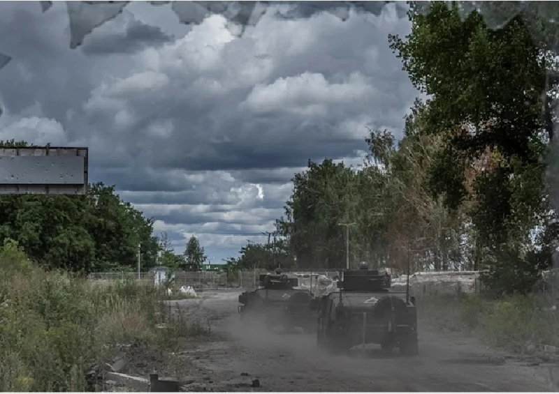 Làng lân cận Popovka cũng gần như đã bị quân Nga tái chiếm. Các tuyến phố phía tây và cực đông của làng đã rơi vào tay Nga, hiện tại quân Ukraine chỉ còn kiểm soát được một số công trình trong khu rừng phía nam làng. Do sự hiện diện liên tục của máy bay không người lái Nga, quân Ukraine tại khu vực này gần như không thể luân chuyển lực lượng hay nhận được tiếp tế. Ảnh: Reuters