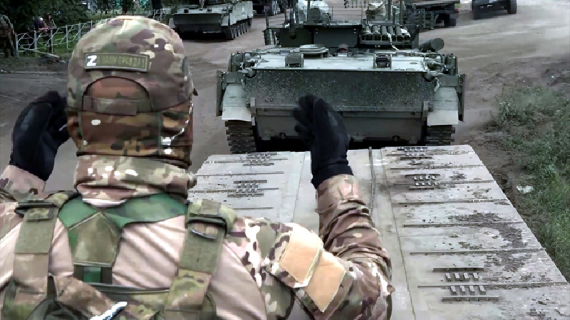 Quan sát viên Yuri Podolyaka cũng cho biết thêm, trong khu tổ hợp nhà máy rượu nằm ở trung tâm làng, có khả năng vẫn còn nhiều binh sĩ Ukraine bị bao vây. Ukraine đã biến nơi này thành một pháo đài kiên cố, khiến việc truy quét trở nên đặc biệt khó khăn. Ảnh: Bộ Quốc phòng Nga