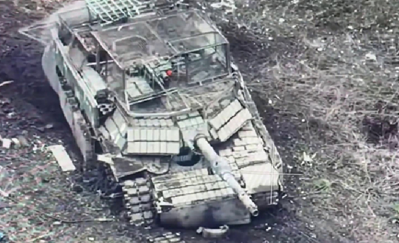 Một đoạn video được lan truyền trên mạng cho thấy, một chiếc Abrams của Ukraine đã bị phá hủy ở phía nam Turya khi đang nã pháo về hướng Prilese. Phía Nga nhận định rằng quân Ukraine có ý định mở cuộc tấn công vào Prilese từ hướng này, nhằm đánh lạc hướng sự chú ý của quân Nga khỏi Demidovka và Popovka. Ảnh: Bộ Quốc phòng Nga