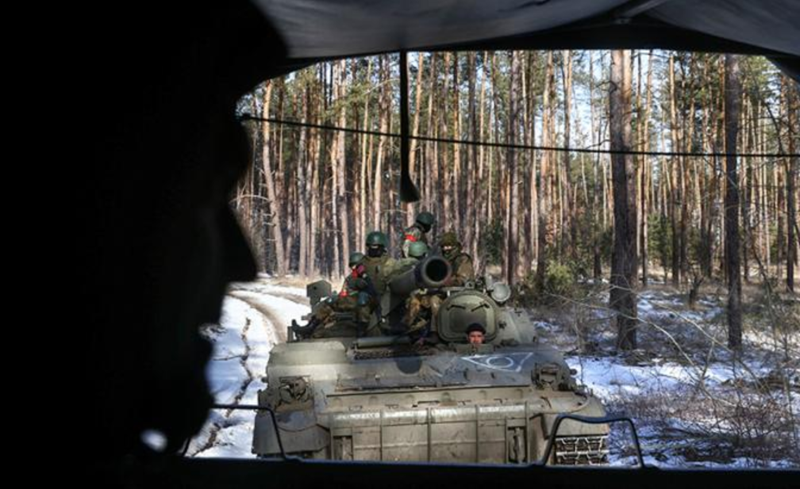 Trước đợt phản công của quân Nga, quân Ukraine đã điều động lực lượng thiết giáp hạng nặng. Lữ đoàn cơ giới số 47 của Ukraine đã sử dụng xe tăng Abrams do Mỹ sản xuất để phát động tấn công. Ảnh: TASS