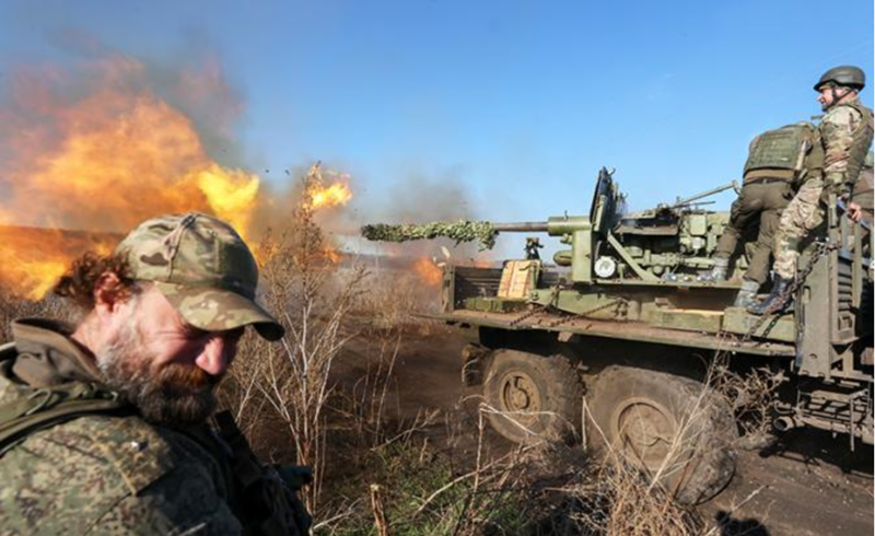 Mặc dù phần lớn các đợt tấn công này đã bị quân Ukraine đẩy lùi, nhưng những binh sĩ Nga sống sót đã dần chiếm được chỗ đứng trong một vài ngôi nhà ở khu vực cực bắc của ngôi làng. Điều này đồng nghĩa với việc quân Nga đã tiến sâu khoảng 8 km vào lãnh thổ Sumy. Đáng chú ý, đợt tấn công của quân Nga tại khu vực này đang được triển khai đồng thời dọc theo hai bờ sông Loknya. Ảnh: TASS