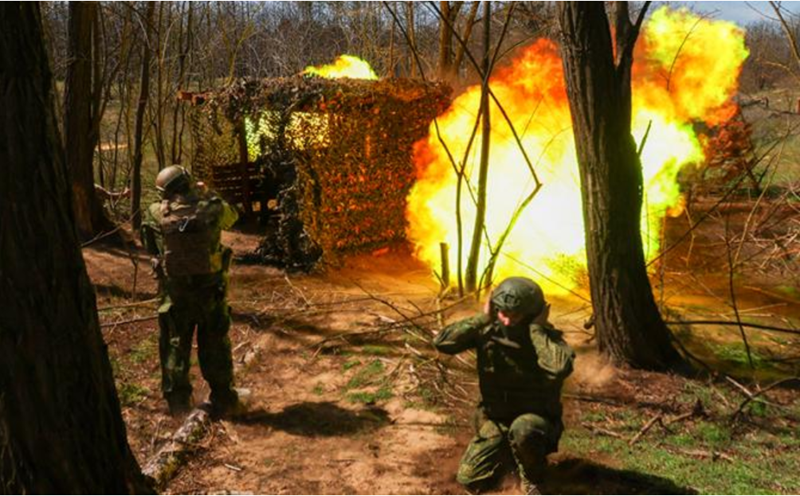 Vì thế, quân đội Nga quyết định trước tiên tiêu diệt lực lượng Ukraine đang cố thủ trên cao điểm ở làng Gonar, rồi sau đó mới xử lý nhóm quân còn lại trong khu dân cư Gonar. Tiếp đó, Lữ đoàn bộ binh hải quân số 40 của Nga – “Tiểu đoàn Bắc Cực” – đã phát động cuộc tấn công dữ dội vào tu viện St. Nicholas Belogorsky nằm trên cao điểm, với sự yểm trợ hỏa lực từ UAV và trực thăng. Ảnh: TASS