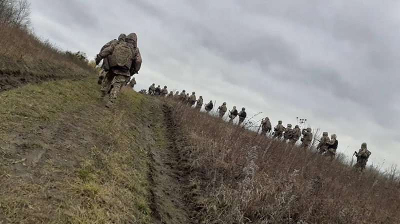 Thông tin liên lạc mà Nga chặn được cho thấy, vào thời khắc cuối cùng, nhóm lính đánh thuê này vẫn còn ảo tưởng, cố gắng dùng vô tuyến cầu viện từ quân đội Ukraine ở Sumy — nhưng không nhận được bất kỳ hồi đáp nào. Ảnh: Wikimedia Commons