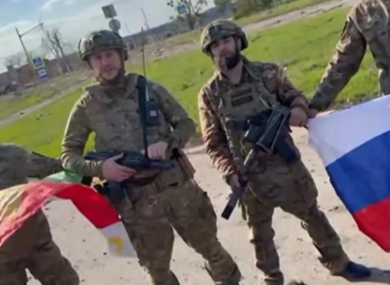 Sáng ngày 17/4, Lữ đoàn lính thủy đánh bộ số 40 của Nga – "Đội Bắc Cực" – với sự hỗ trợ từ Lữ đoàn Phòng vệ lãnh thổ số 22, đã phá vỡ cổng chính của tu viện Thánh Nicholas Belogorsky. Toàn bộ binh sĩ Ukraine trong tu viện đều bị tiêu diệt. Hơn 30 lính đánh thuê nước ngoài còn lại cố thủ trong tòa nhà cao nhất của tu viện và tiếp tục kháng cự đến cùng. Ảnh: Sina