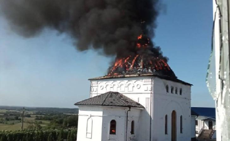Làng Gonar là cứ điểm cuối cùng của quân đội Ukraine tại khu vực biên giới tỉnh Kursk. Một đơn vị Ukraine gồm vài trăm binh sĩ đã bị bao vây trong khu định cư Gornal và tại một tu viện trên ngọn đồi gần đó. Ảnh: Iz.ru